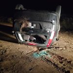 Vehículo aparece volcado en un camino vecinal de Nicolás Levalle